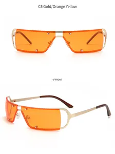 Détail montrant des lunettes Y2K futuristes avec verres orange et monture dorée.