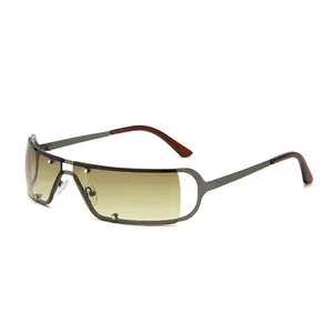 Lunettes de soleil Y2K rétro en métal sans monture avec verres dégradés marron style.
