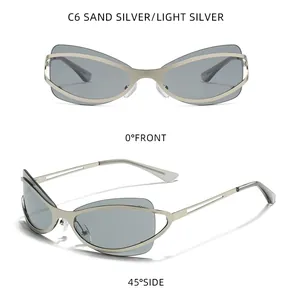 Occhiali da sole cat-eye in metallo Y2K argento sabbia, vista frontale e laterale a 45 gradi
