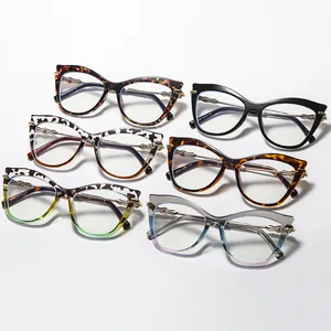 Collection de lunettes œil de chat tendance avec divers motifs sur fond blanc épuré