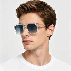 Occhiali da sole quadrati chic a doppio ponte con montatura trasparente e lenti sfumate.