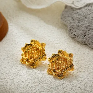 Detailopname van elegante 18K vergulde bloemoorstekers met een fraai metallic glans