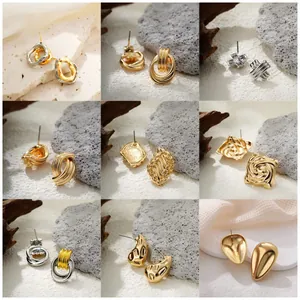 Collage di nove paia di orecchini vintage testurizzati in oro e argento, forme geometriche.