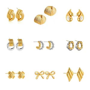 Collezione di nove orecchini geometrici stile vintage placcati in oro a 18 carati