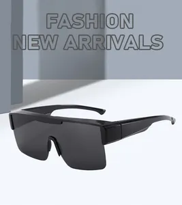 Dettaglio di eleganti occhiali da sole polarizzati neri oversize con montura larga