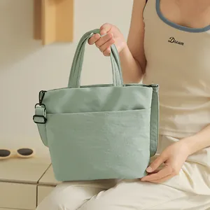 Bolso de viaje Taslon verde claro de gran capacidad con asas y correa portátil