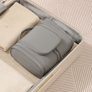 Graue große Taslan-Kulturtasche mit drei Reißverschlüssen im Koffer