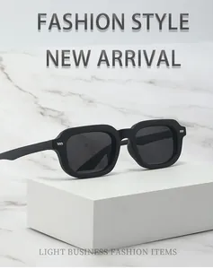 Vista detallada de gafas de sol cuadradas negras retro con elegantes remaches plateados