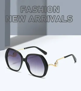 Detailansicht der modischen Oversize-Sonnenbrille mit goldfarbenen Perlen-Bügeln.