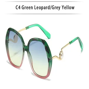 Übergroße Sonnenbrille mit grünem Leopardenmuster, Verlaufsgläsern und Perlen-Goldbügeln.