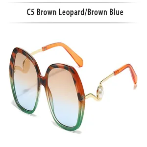 Oversize-Sonnenbrille mit Leopardenmuster, braun-blauen Verlaufsgläsern und feiner Perle