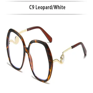 Nahaufnahme einer trendigen Sonnenbrille mit Leopardenmuster und eleganten Perlenbügeln