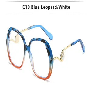 Nahaufnahme einer modischen Sonnenbrille mit blauem Leopardenmuster und Perlendekor