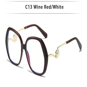 Detailansicht der weinroten quadratischen Oversize-Brille mit Perlen-Gold-Bügeln