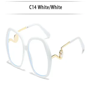 Detailseitenansicht der weißen Sonnenbrille mit Zierperle an goldenen Metallbügeln
