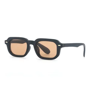 Gafas de sol retro cuadradas con lentes naranjas y remaches metálicos sobre fondo blanco