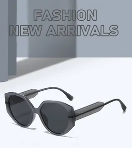 Lunettes de soleil polygonales grises surdimensionnées au design géométrique épuré