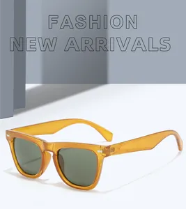 Vista detallada de gafas de sol retro de color ámbar con lentes verdes y remaches de plata