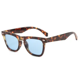 Gafas de sol retro de carey con lentes azules y detalles de remaches plateados