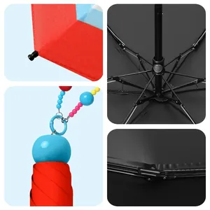 Gedetailleerd zicht op een 5-voudig opvouwbare mini-parasol met zwarte coating en kralen.