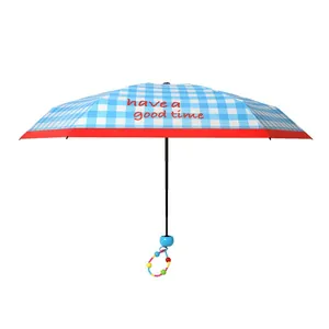 Compacte vijfvoudige parasol met blauw ruitjespatroon en uitstekende zonbescherming