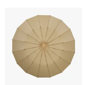 Vue de dessus montrant la structure renforcée à 16 baleines du parapluie beige soleil et pluie.