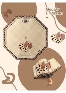 Vista detallada de paraguas plegable de tres secciones con estampado de corazón de leopardo
