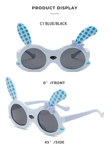 Detailansicht der niedlichen hellblauen Hasen-Sonnenbrille mit gepunkteten Ohren.