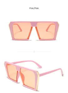 Detailansichten der rosa Oversize-Sonnenbrille mit stilvollen goldenen Metallakzenten