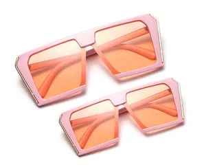 Detailansicht der pinkfarbenen quadratischen übergroßen Sonnenbrille mit orangenen Gläsern
