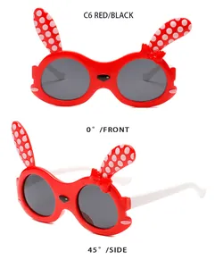 Niedliche rote Kinder-Sonnenbrille mit Hasenohren, Front- und 45-Grad-Seitenansicht.