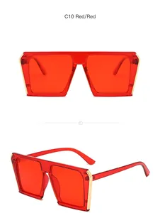 Oversize-Sonnenbrille in Rot, quadratisch mit Goldakzenten und transparentem Rahmen-Design