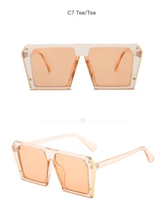 Detailansicht der übergroßen quadratischen Sonnenbrille in Rosa-Tee mit Goldakzenten