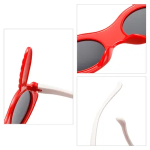 Süße Kinder-Sonnenbrille mit Hasenohren, rotem Rahmen und weißen Bügeln für Schutz