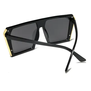 Stilvolle Oversized-Quadrat-Sonnenbrille in Schwarz mit Goldakzenten und UV-Schutz