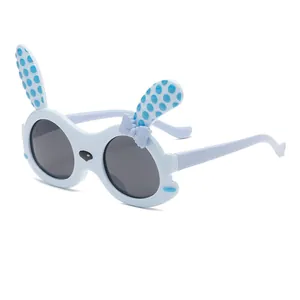Süße hellblaue Kinder-Sonnenbrille mit Hasenohren und blauem Punktemuster