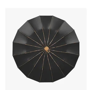 Vue de dessus d'un parapluie noir durable à 16 baleines avec structure symétrique