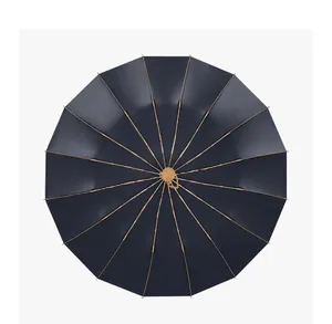 Vue de dessus d'un parapluie pliant à 16 baleines avec tissu de protection UV noir