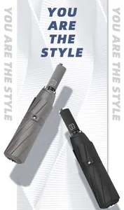 Eleganti ombrelli pieghevoli automatici in grigio e nero, dettagli in estetica moderna.