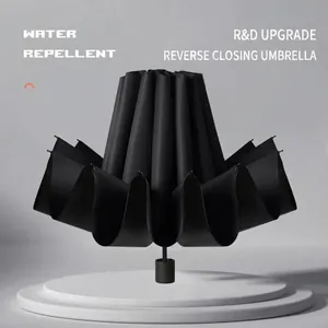 Grand parapluie inversé noir avec tissu déperlant présenté sur un support de produit