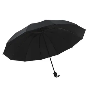 Grand parapluie pliable noir conçu pour la protection contre le soleil et la pluie