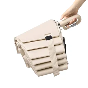 Automatischer Regenschirm mit Zahlenschloss-Karabinergriff in Beige-Farbe.