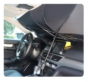 Detalle del paraguas parasol plegabile para parabrisas de coche en el interior del auto