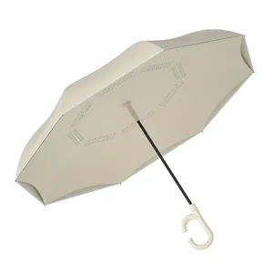 Großer cremeweißer zweilagiger invertierter Regenschirm mit windfestem C-Griff-Design.