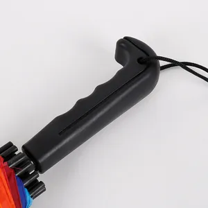 Nahaufnahme des ergonomischen schwarzen Griffs für 16-Speichen-Regenbogen-Automatikschirm.