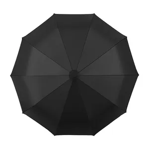 Vue de dessus d'un grand parapluie pliant automatique noir pour le soleil et la pluie