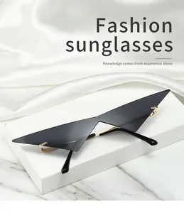 Moderne schwarze Dreieck-Sonnenbrille auf einem eleganten weißen Marmorsockel
