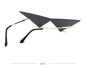 Detaillierte Rückansicht der futuristischen schwarzen Dreiecks-Sonnenbrille mit Goldbügeln
