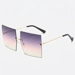 Lunettes de soleil sans monture surdimensionnées à verres dégradés violets.