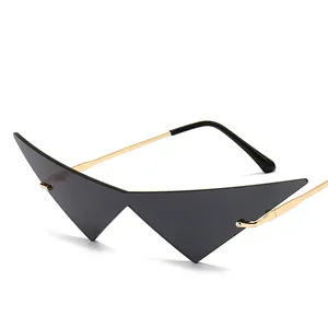 Stilvolle avantgardistische dreieckige Cat-Eye-Sonnenbrille mit goldfarbenen Metallbügeln